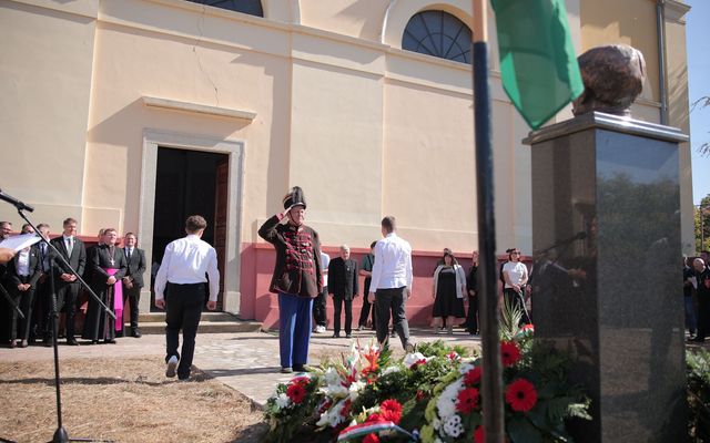 A HŐSÖK EMLÉKE ELŐTT TISZTELEGTÜNK 