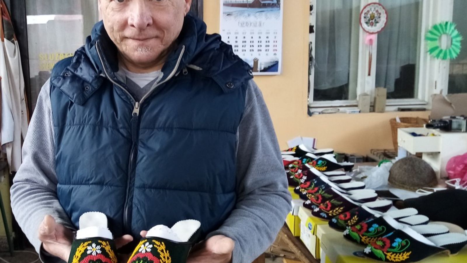 A Páva védjegyes papucsok készítője