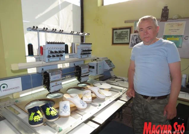 Hímzett klumpa és szegedi papucs Adáról