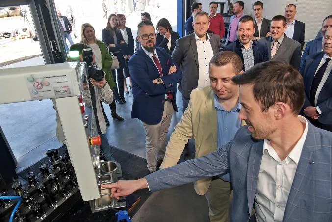 Fémmegmunkáló gépek, üzemcsarnok, termelési szoftverek…