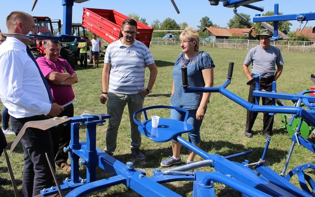 Kukoricatörő versenyt rendeztek Tordán - bemutatkoztak a Prosperitati Alapítvány nyertesei